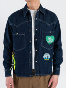 BERNA Camicia boxy in jeans con patch colorate 261228 Blu (3)