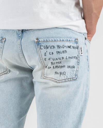 BERNA Jeans loose fit con piccole rotture e scritta sulla tasca posteriore 261003 Denim