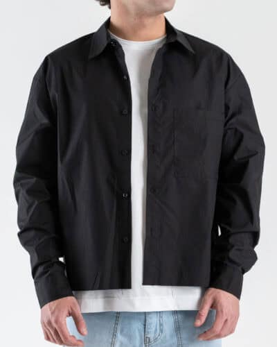 Camicia over croppata in cotone con fondo a taglio vivo e tasca frontale 7799 Black