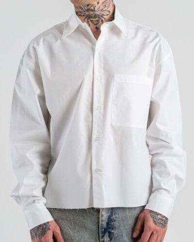 Camicia over croppata in cotone con fondo a taglio vivo e tasca frontale 7799 White