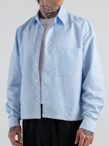 Camicia over in cotone croppata fantasia righe con tasca frontale 7801 Azzurra (2)