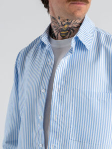 Camicia over in cotone croppata fantasia righe con tasca frontale 7801 Azzurra (3)