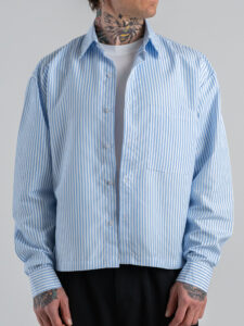 Camicia over in cotone croppata fantasia righe con tasca frontale 7801 Azzurra (4)