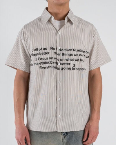 Camicia regular in cotone a mezza manica rigata con scritte frontali 1012 Brown