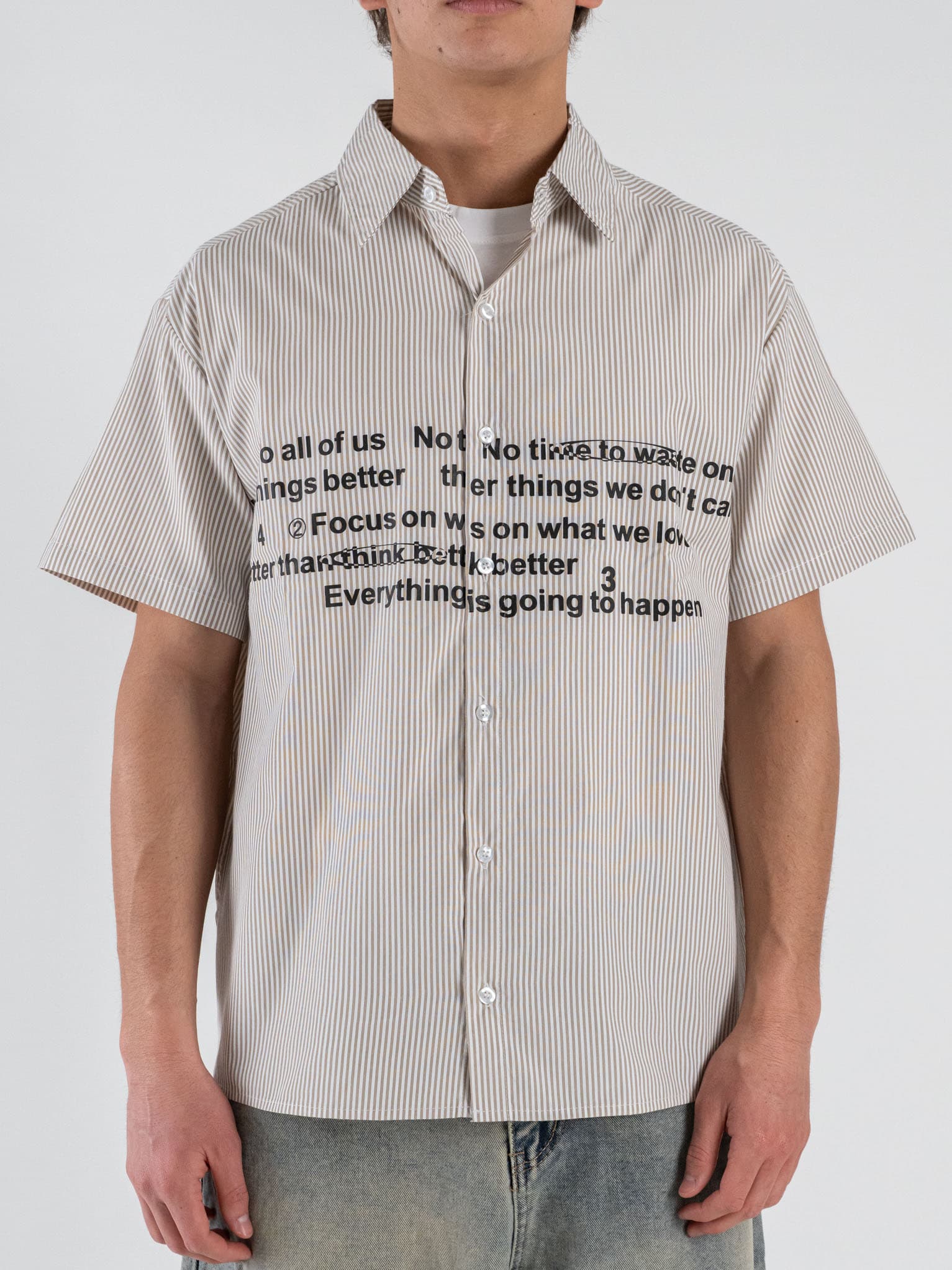Camicia regular in cotone a mezza manica rigata con scritte frontali 1012 Brown