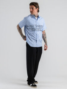 Camicia regular in cotone a mezza manica rigata con scritte frontali 1012 Light Blue (1)
