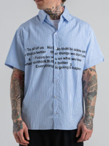 Camicia regular in cotone a mezza manica rigata con scritte frontali 1012 Light Blue (2)