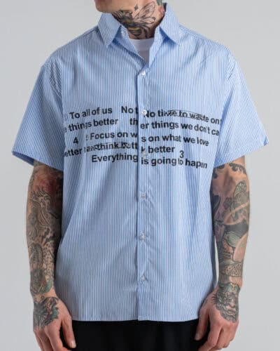 Camicia regular in cotone a mezza manica rigata con scritte frontali 1012 Light Blue