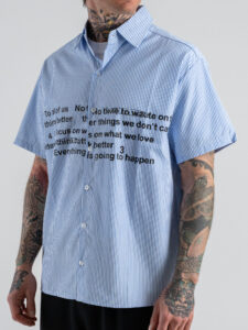 Camicia regular in cotone a mezza manica rigata con scritte frontali 1012 Light Blue (3)