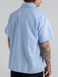 Camicia regular in cotone a mezza manica rigata con scritte frontali 1012 Light Blue (4)