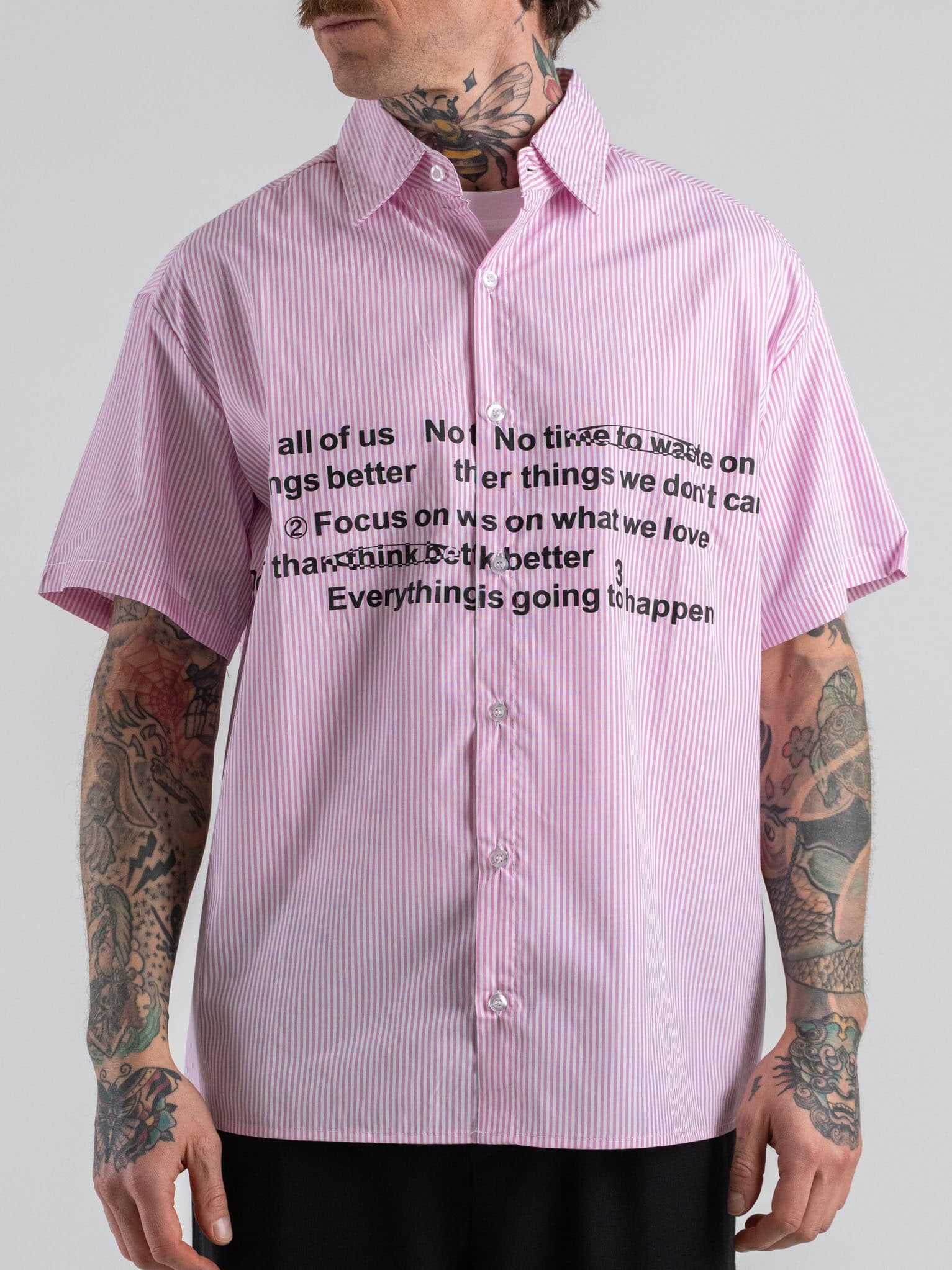 Camicia regular in cotone a mezza manica rigata con scritte frontali 1012 Pink