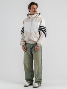 Giubbino over croppato in tessuto tecnico con cuppuccio ed elastico sul fondo 6018 BeigeWhite (1)