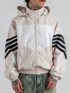 Giubbino over croppato in tessuto tecnico con cuppuccio ed elastico sul fondo 6018 BeigeWhite (2)