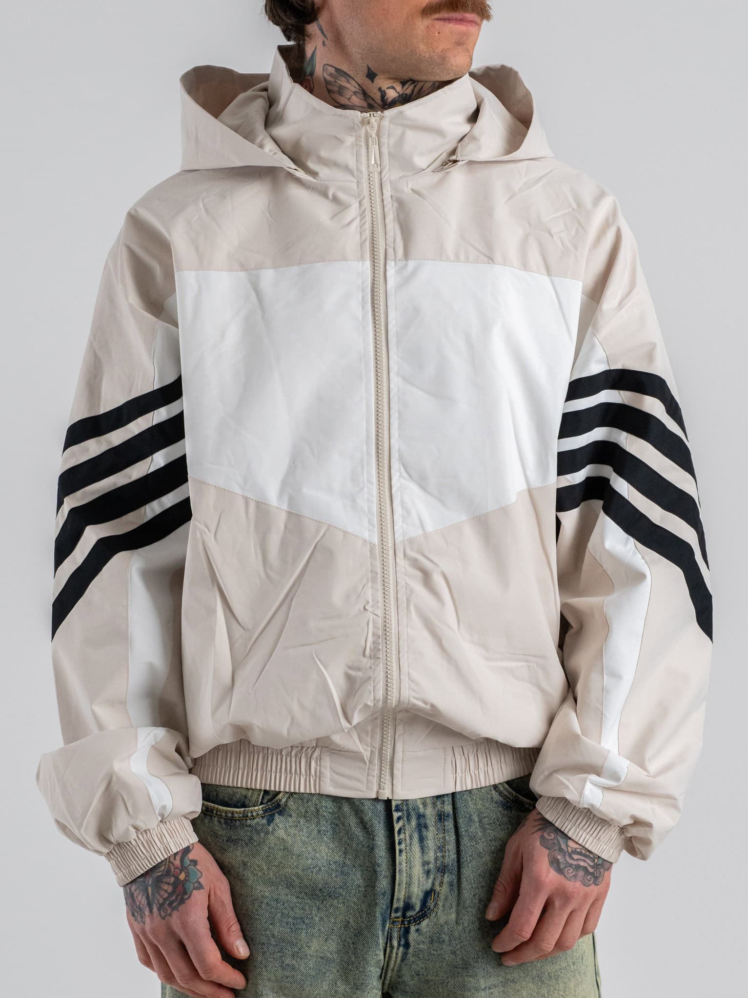 Giubbino over croppato in tessuto tecnico con cuppuccio ed elastico sul fondo 6018 Beige/White