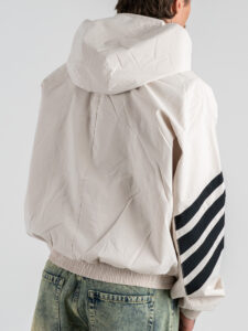 Giubbino over croppato in tessuto tecnico con cuppuccio ed elastico sul fondo 6018 BeigeWhite (3)