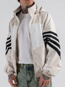 Giubbino over croppato in tessuto tecnico con cuppuccio ed elastico sul fondo 6018 BeigeWhite (4)