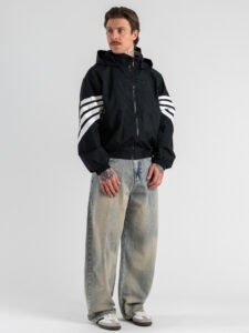 Giubbino over croppato in tessuto tecnico con cuppuccio ed elastico sul fondo 6018 Black (1)