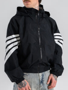 Giubbino over croppato in tessuto tecnico con cuppuccio ed elastico sul fondo 6018 Black (2)