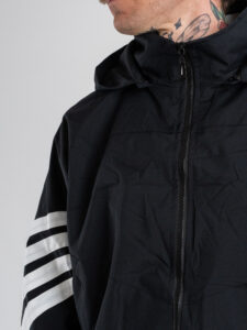 Giubbino over croppato in tessuto tecnico con cuppuccio ed elastico sul fondo 6018 Black (4)