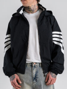 Giubbino over croppato in tessuto tecnico con cuppuccio ed elastico sul fondo 6018 Black (7)