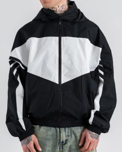 Giubbino over croppato in tessuto tecnico con cuppuccio ed elastico sul fondo 6018 Black/White