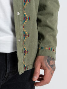 IMPERIAL Camicia regular con tasche e ricami colorati C84063P001 Army (3)