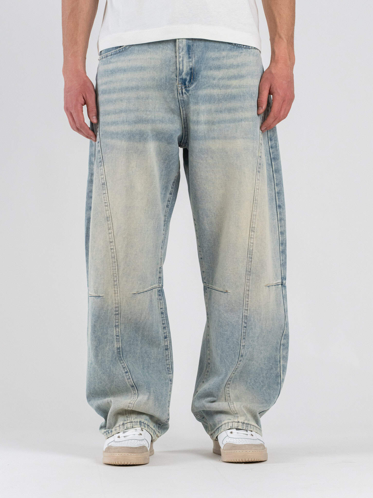 Jeans balloon con slavature sabbiate e cuciture in evidenza 539 Blue