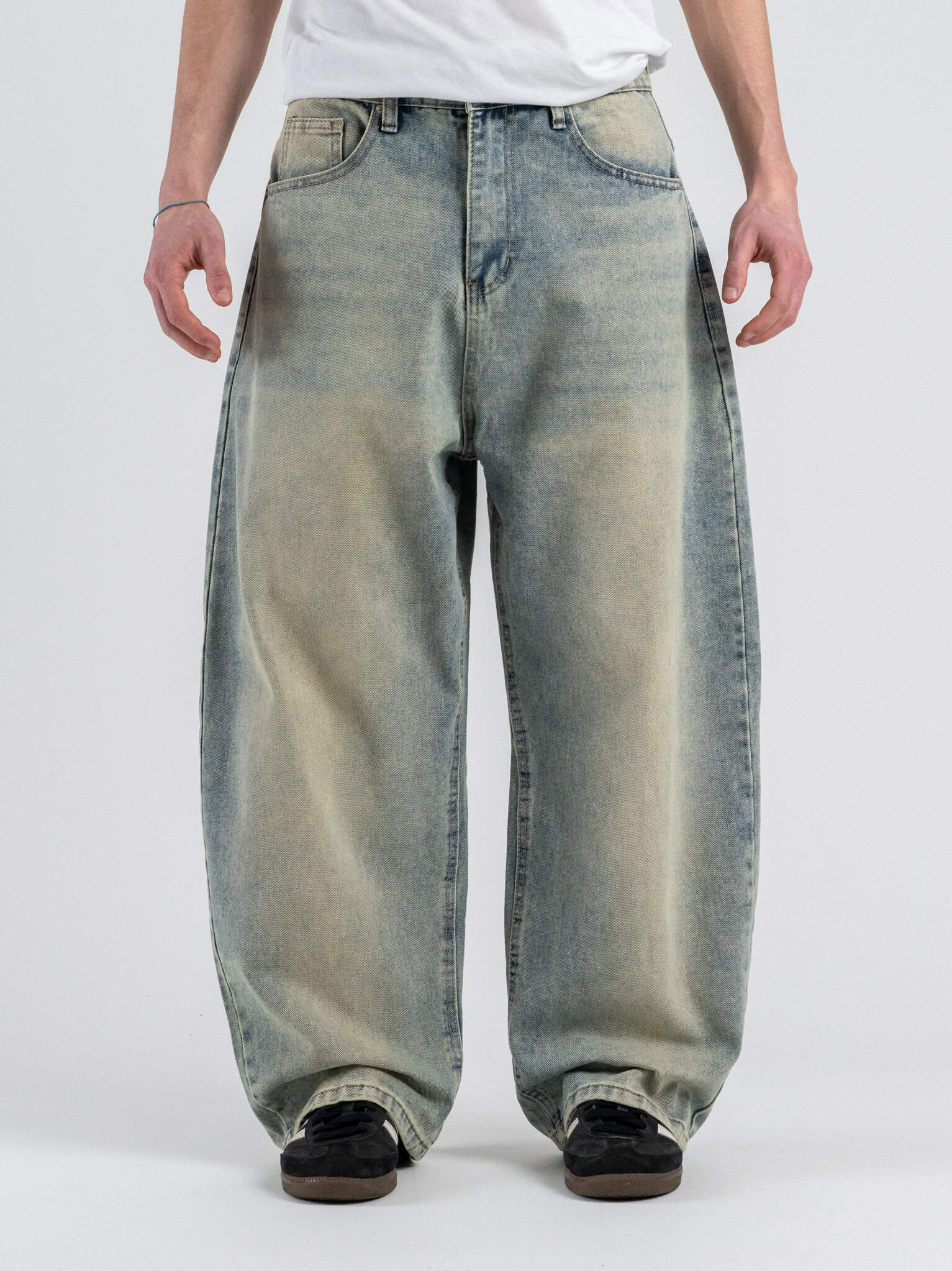 Jeans balloon fit con lavaggio sabbiato 386