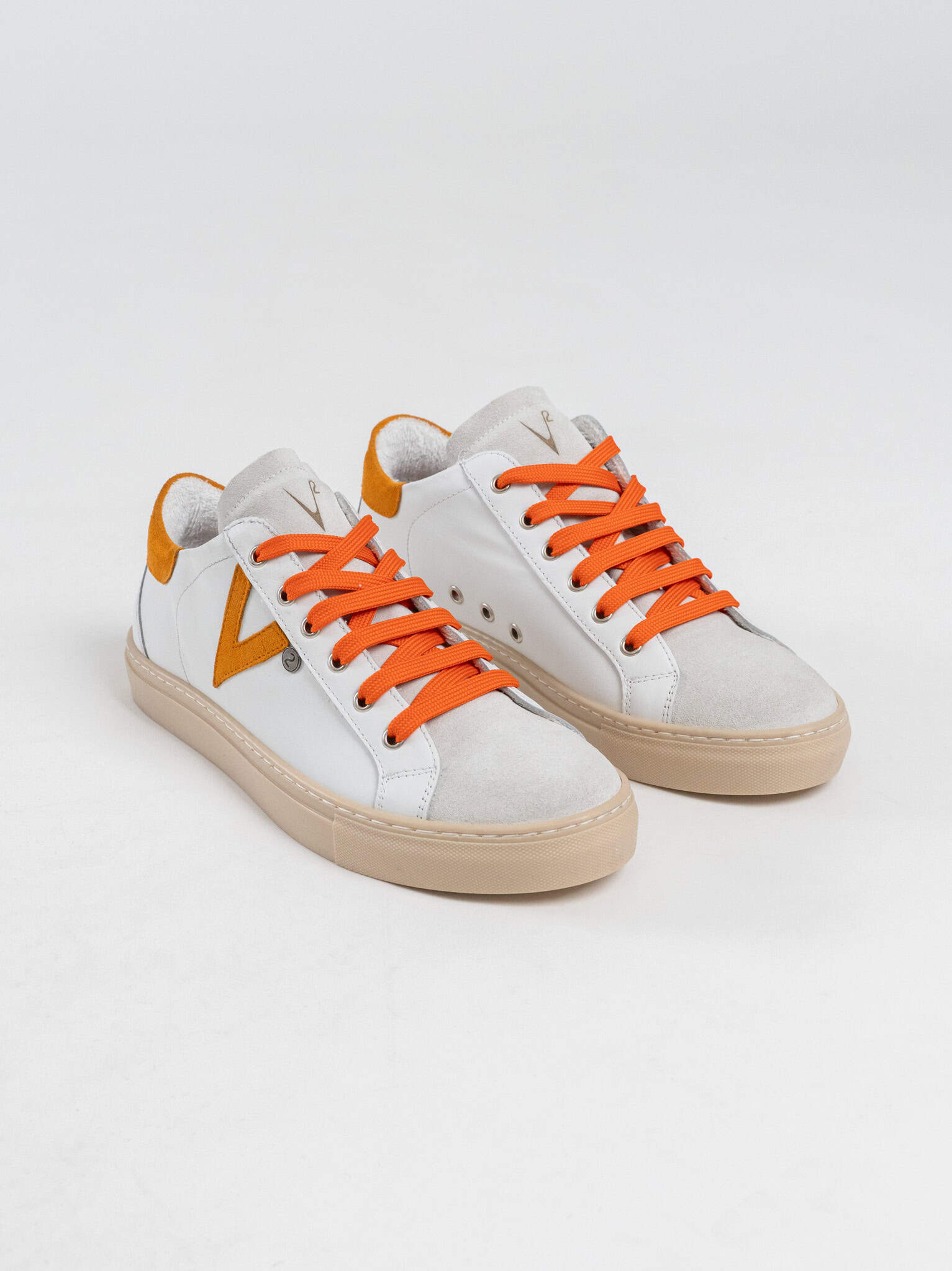 V2 Sneakers a suola bassa in pelle bianca con V a contrasto e tallone in camoscio arancio SUBIV2 Arancio