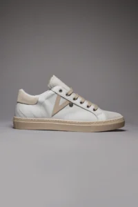 V2 Sneakers a suola bassa in pelle bianca con V a contrasto e tallone in camoscio beige SUBIV2 Beige