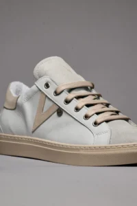 V2 Sneakers a suola bassa in pelle bianca con V a contrasto e tallone in camoscio beige SUBIV2 Beige 4