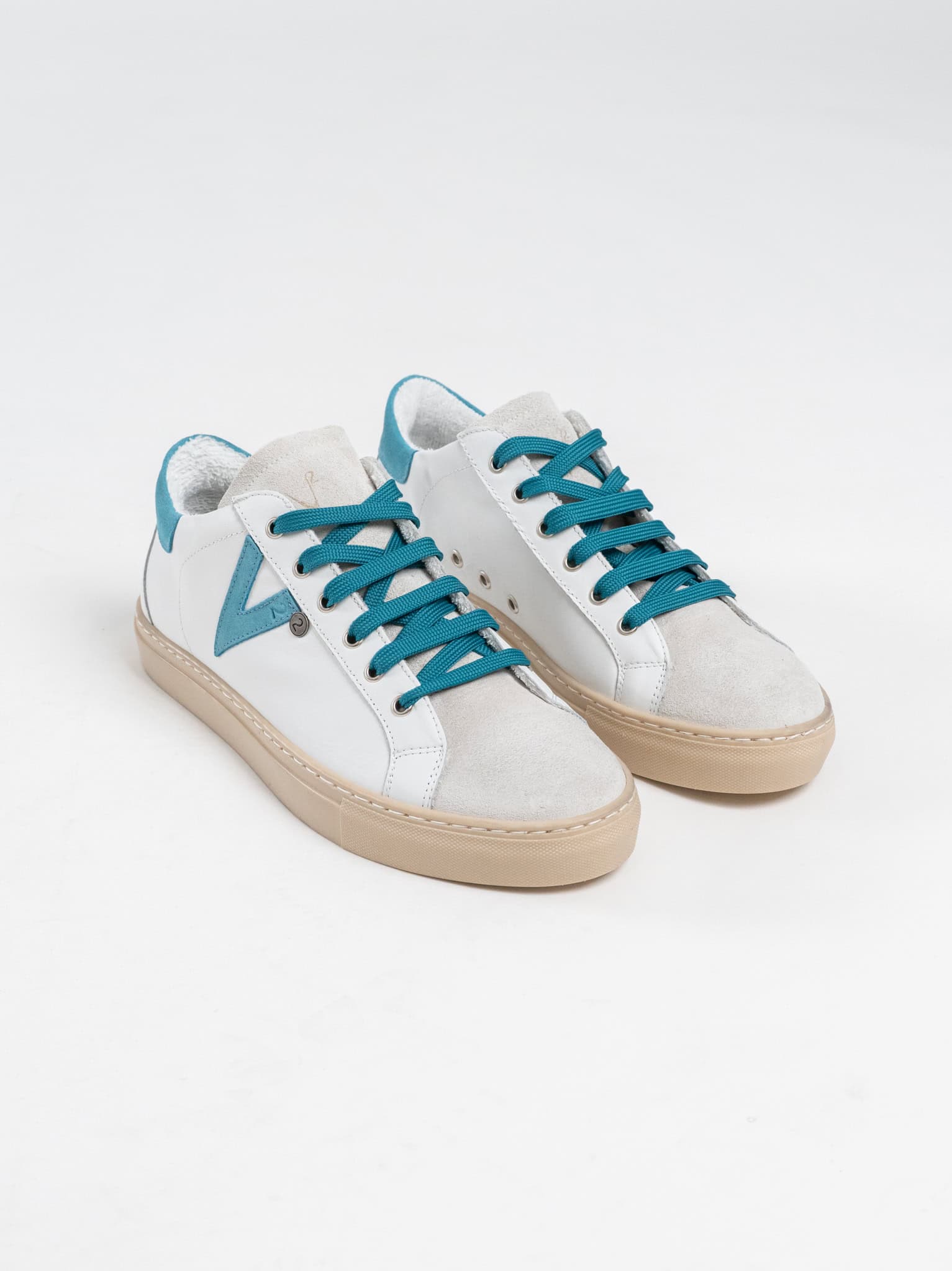 V2 Sneakers a suola bassa in pelle bianca con V a contrasto e tallone in camoscio beige SUBIV2 Tiffany