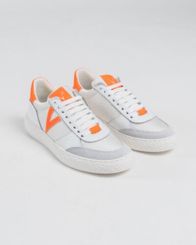 V2 Sneakers in pelle bianca martellata e tela tridimensionale traspirante con V e intarsi gommati SBITEKARF Arancio Fluo