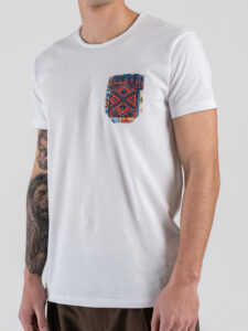 V2 T-shirt basica con taschino fantasia etnica TUBIT19 Bianca (2)