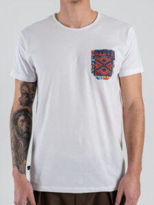 V2 T-shirt basica con taschino fantasia etnica TUBIT19 Bianca (3)
