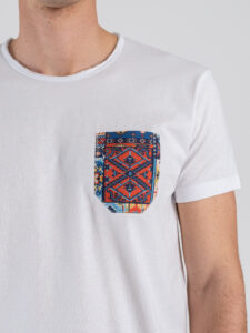 V2 T-shirt basica con taschino fantasia etnica TUBIT19 Bianca (4)