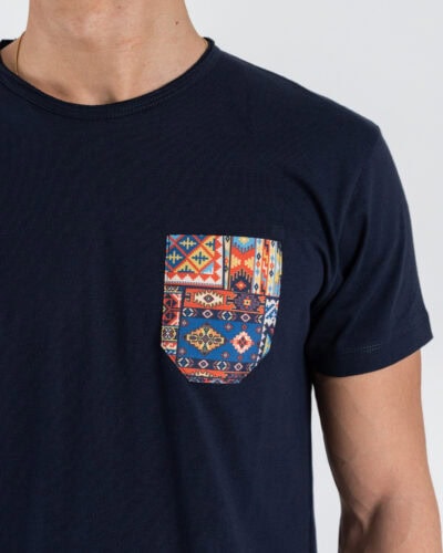 V2 T-shirt basica con taschino fantasia etnica TUBLT19 Blu