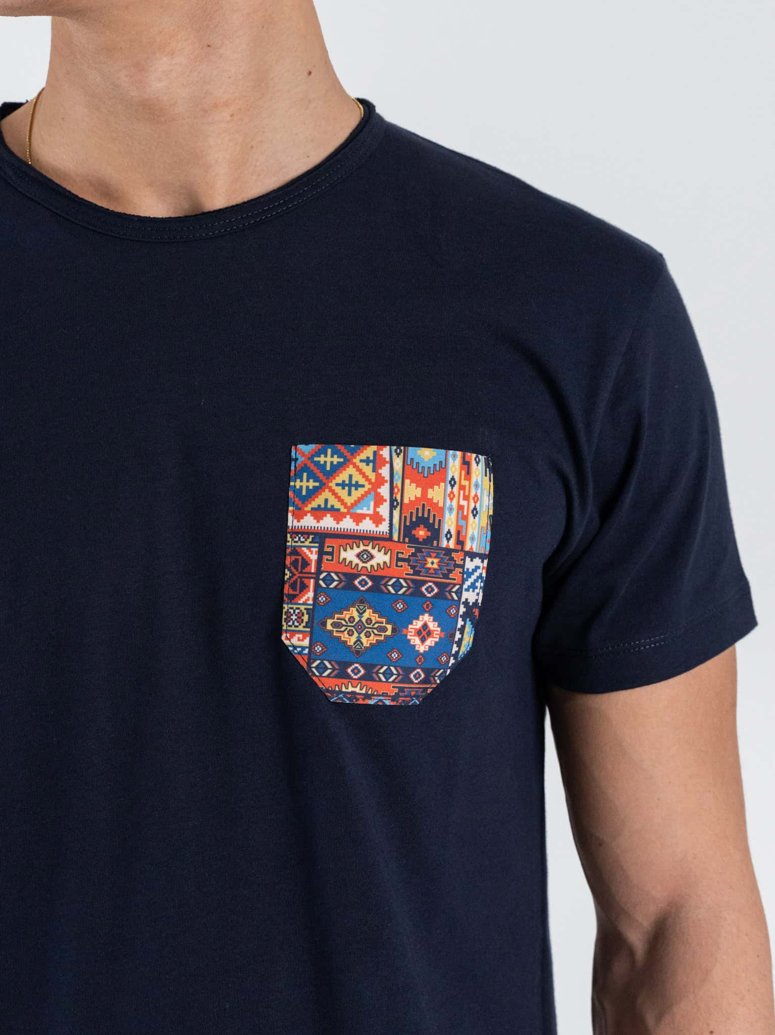 V2 T-shirt basica con taschino fantasia etnica TUBLT19 Blu