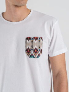 V2 T-shirt basica con taschino fantasia indiana TUBIT20 Bianca (3)