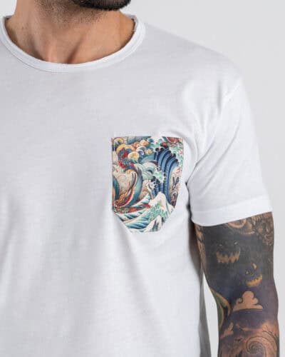 V2 T-shirt basica con taschino fantasia onde colorate TUBIT21 Bianca