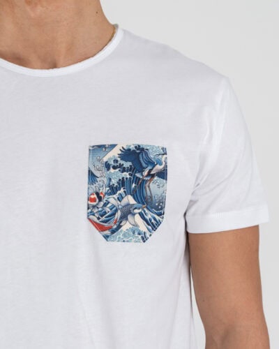 V2 T-shirt basica con taschino fantasia onde e carpe TUBIT22 Bianca
