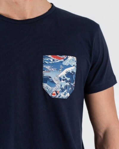 V2 T-shirt basica con taschino fantasia onde e carpe TUBLT22 Blu
