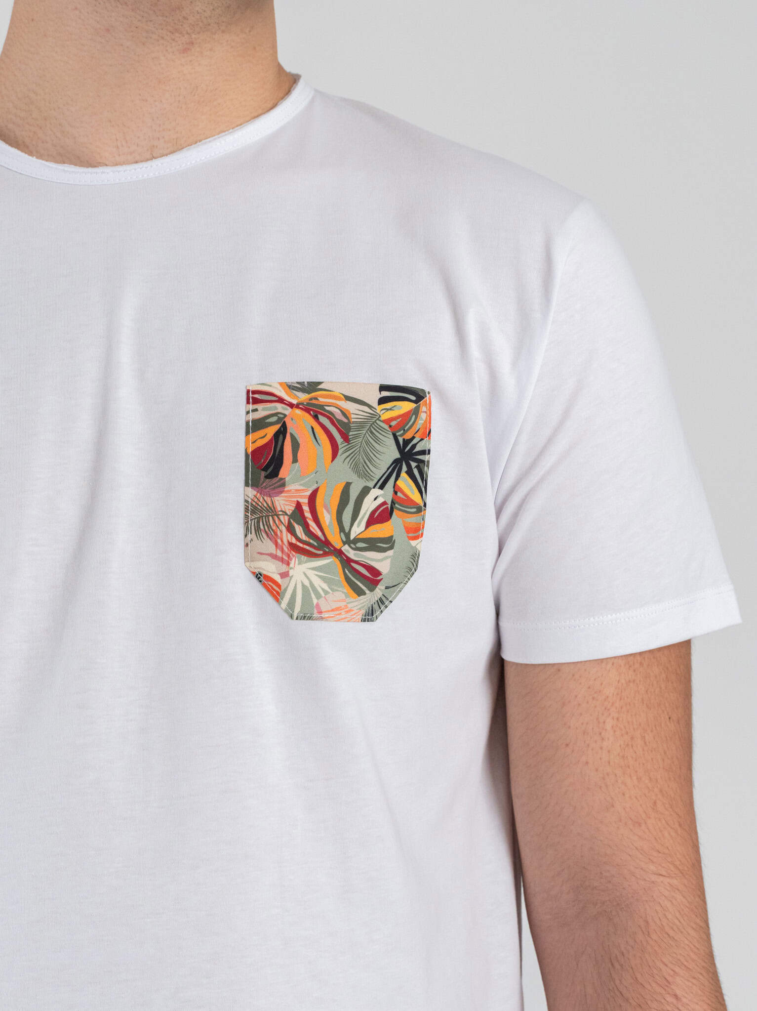 V2 T-shirt slim basica con taschino floreale TUBIT14 Bianca