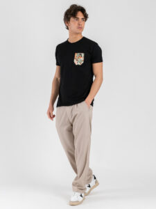 V2 T-shirt basica con taschino floreale TUNET14 Nera (1)