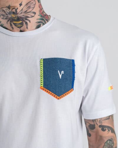V2 T-shirt basica con taschino in jeans e ricamo fluo TUBIRICFL Bianca