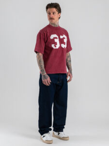 BERNA T-shirt boxy fit con rotture e numero 33 261249 Rosso (1)