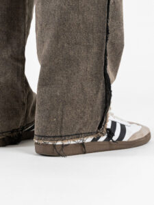 Coordinato over in cotone slavato giubbino in jeans sfrangiato + Jeans sfrangiati con tasconi 8195 Nero (13)