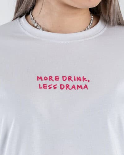 SUPERCULTURE T-shirt cropped da donna con ricamo "MORE DRINK,LESS DRAMA" AW2025 Bianca