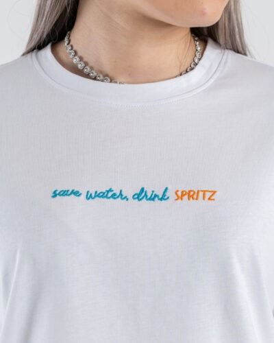SUPERCULTURE T-shirt cropped da donna con ricamo "SAVE WATER,DRINK SPRITZ" AW2021 Bianca