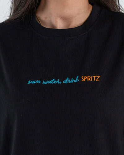 SUPERCULTURE T-shirt cropped da donna con ricamo "SAVE WATER,DRINK SPRITZ" AW2021 Nero